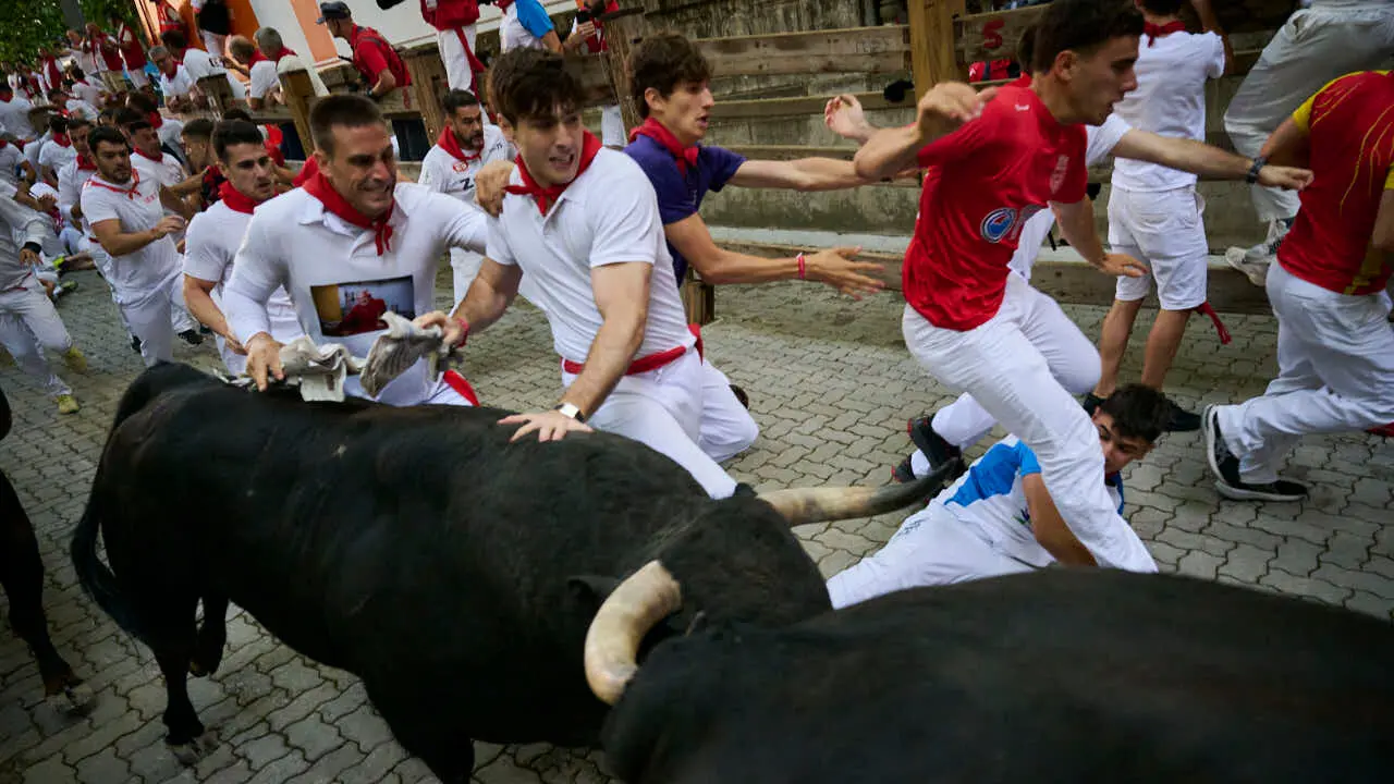 Tercer encierro de las fiestas de San Ferm&iacute;n 2026 con toros de Victoriano del R&iacute;o en la bajada al callej&oacute;n. PABLO LASAOSA