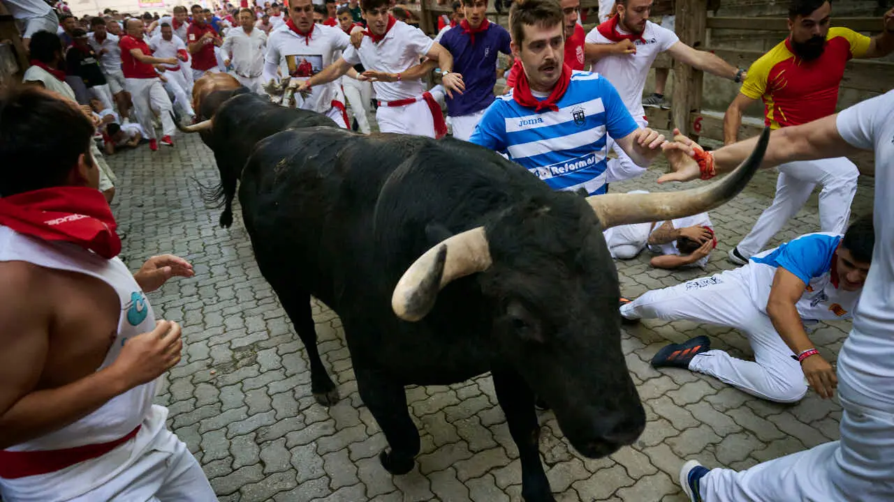 Tercer encierro de las fiestas de San Ferm&iacute;n 2026 con toros de Victoriano del R&iacute;o en la bajada al callej&oacute;n. PABLO LASAOSA