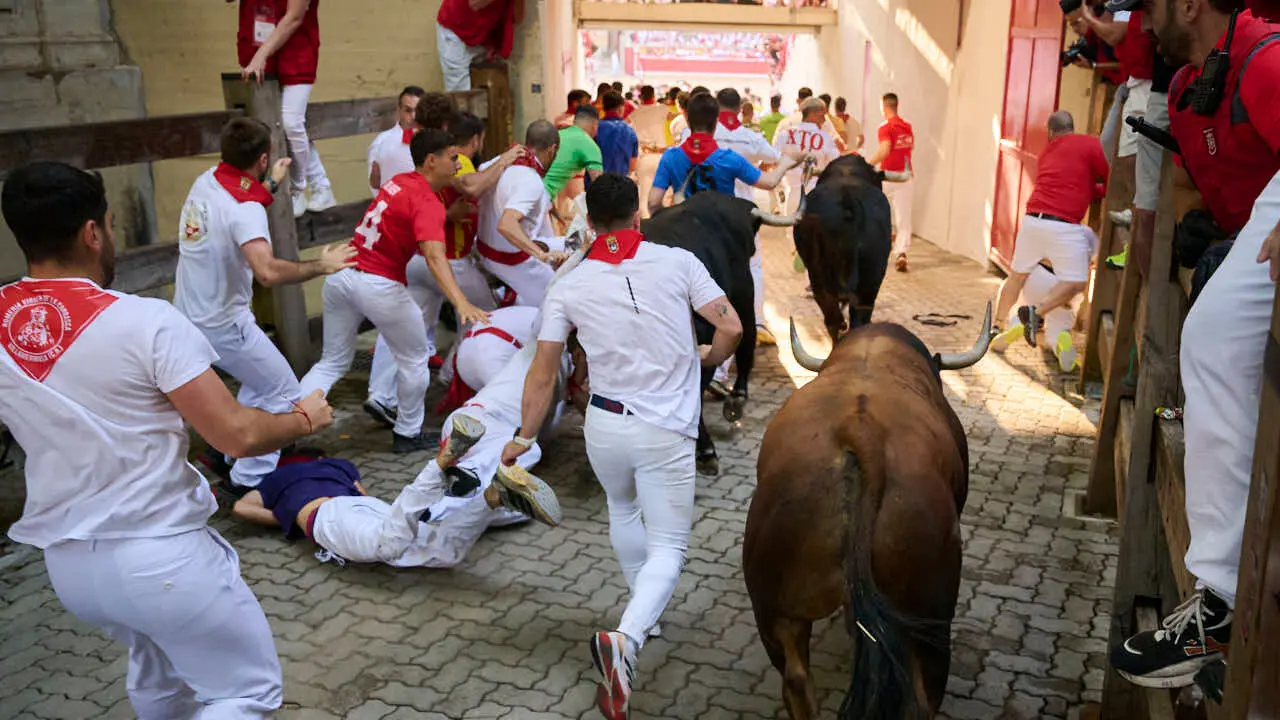 Tercer encierro de las fiestas de San Ferm&iacute;n 2026 con toros de Victoriano del R&iacute;o en la bajada al callej&oacute;n. PABLO LASAOSA