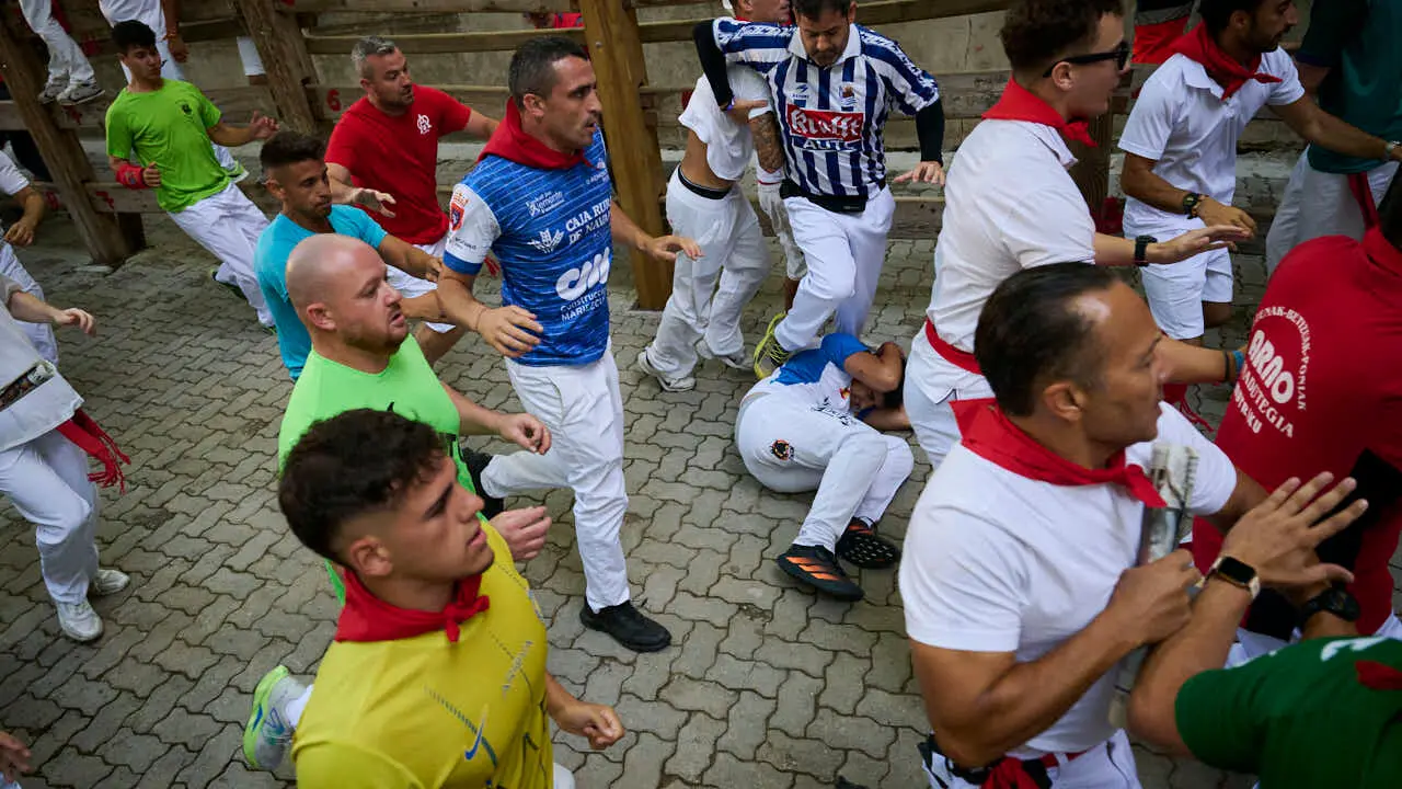 Tercer encierro de las fiestas de San Ferm&iacute;n 2026 con toros de Victoriano del R&iacute;o en la bajada al callej&oacute;n. PABLO LASAOSA