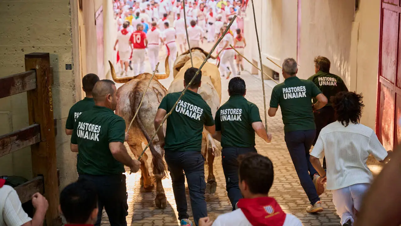 Tercer encierro de las fiestas de San Ferm&iacute;n 2026 con toros de Victoriano del R&iacute;o en la bajada al callej&oacute;n. PABLO LASAOSA