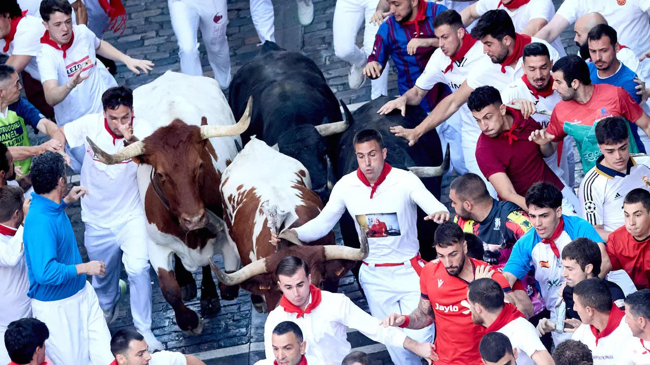 Tercer encierro de San Ferm&iacute;n 2026 con toros de Victoriano del R&iacute;o en el tramo de Telef&oacute;nica. I&Ntilde;IGO ALZUGARAY