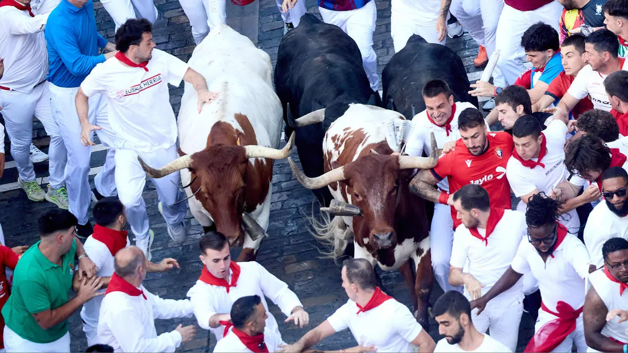 Tercer encierro de San Ferm&iacute;n 2026 con toros de Victoriano del R&iacute;o en el tramo de Telef&oacute;nica. I&Ntilde;IGO ALZUGARAY