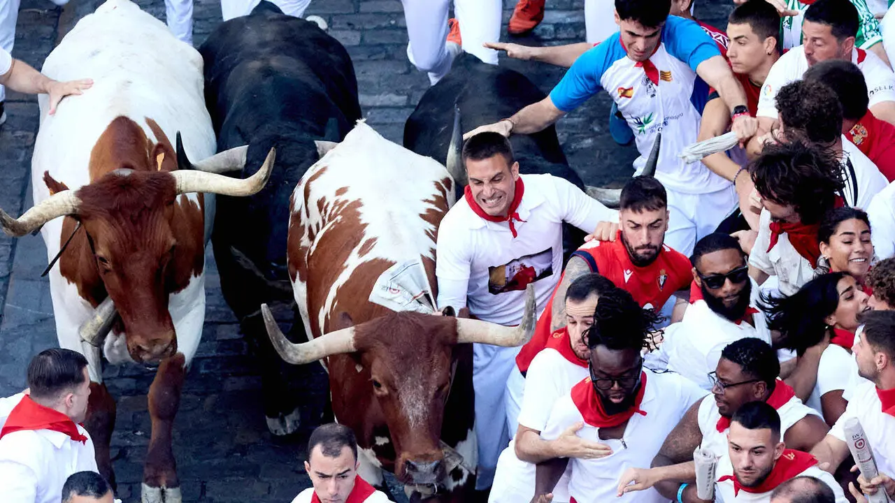 Tercer encierro de San Ferm&iacute;n 2026 con toros de Victoriano del R&iacute;o en el tramo de Telef&oacute;nica. I&Ntilde;IGO ALZUGARAY