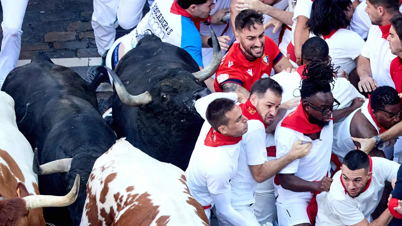 Tercer encierro de San Ferm&iacute;n 2026 con toros de Victoriano del R&iacute;o en el tramo de Telef&oacute;nica. I&Ntilde;IGO ALZUGARAY