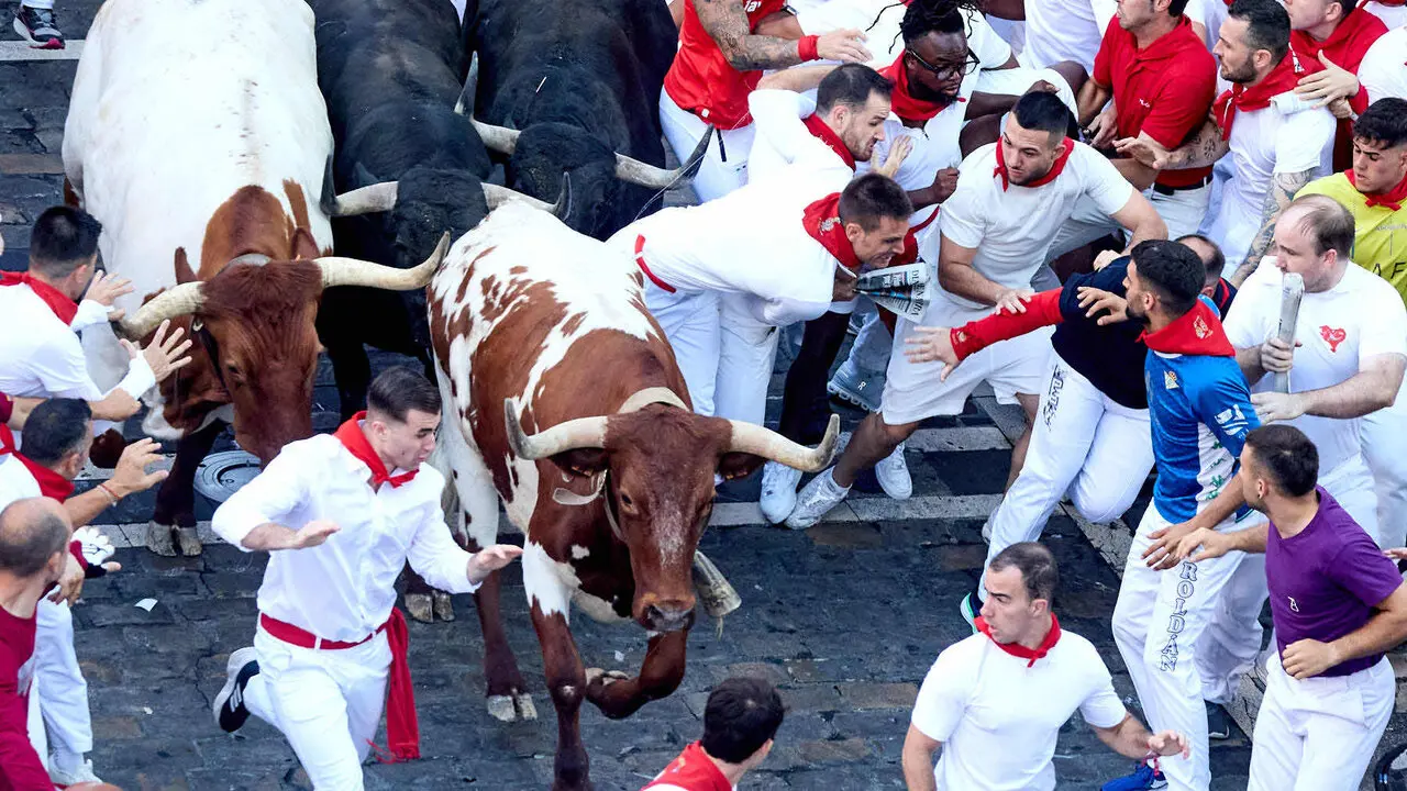 Tercer encierro de San Ferm&iacute;n 2026 con toros de Victoriano del R&iacute;o en el tramo de Telef&oacute;nica. I&Ntilde;IGO ALZUGARAY