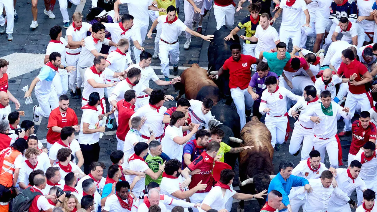 Tercer encierro de San Ferm&iacute;n 2026 con toros de Victoriano del R&iacute;o en el tramo de Telef&oacute;nica. I&Ntilde;IGO ALZUGARAY