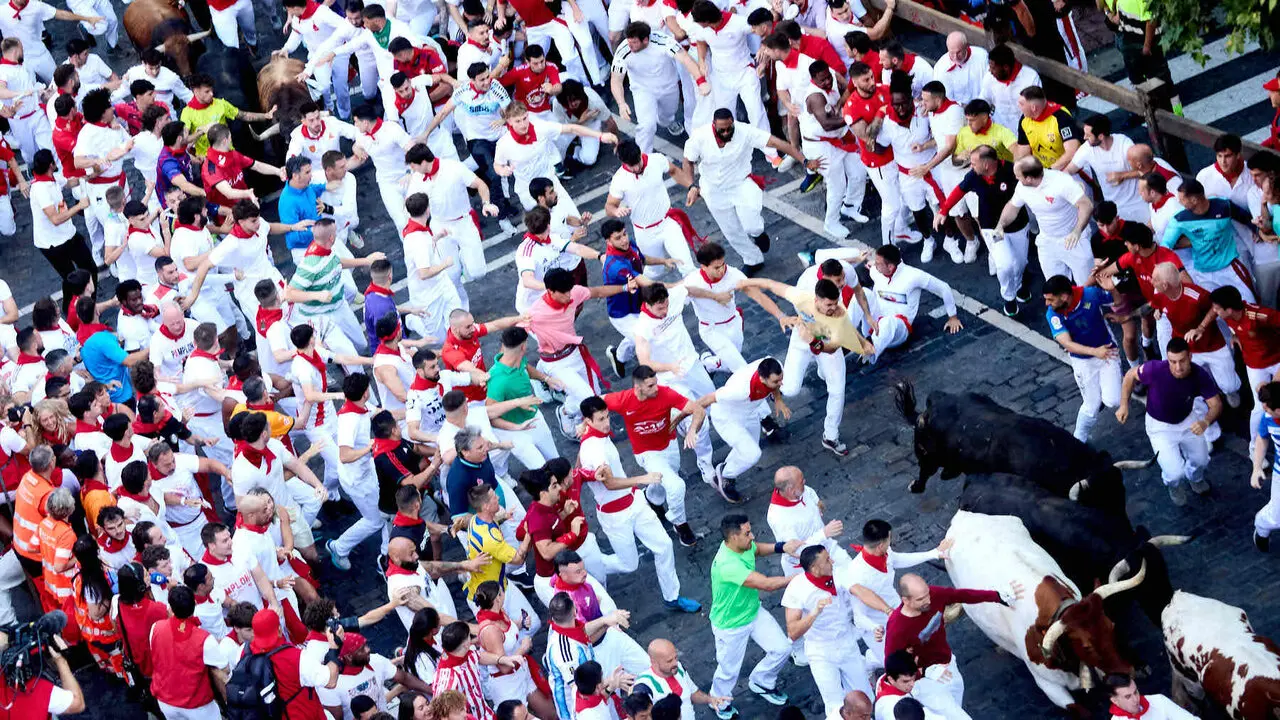 Tercer encierro de San Ferm&iacute;n 2026 con toros de Victoriano del R&iacute;o en el tramo de Telef&oacute;nica. I&Ntilde;IGO ALZUGARAY