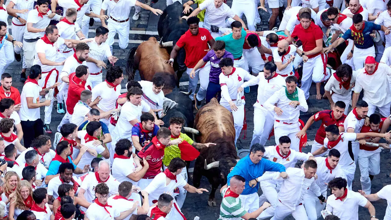 Tercer encierro de San Ferm&iacute;n 2026 con toros de Victoriano del R&iacute;o en el tramo de Telef&oacute;nica. I&Ntilde;IGO ALZUGARAY