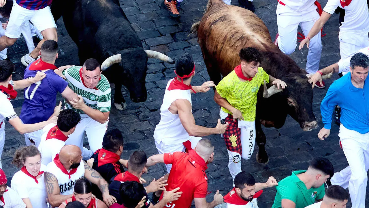 Tercer encierro de San Ferm&iacute;n 2026 con toros de Victoriano del R&iacute;o en el tramo de Telef&oacute;nica. I&Ntilde;IGO ALZUGARAY
