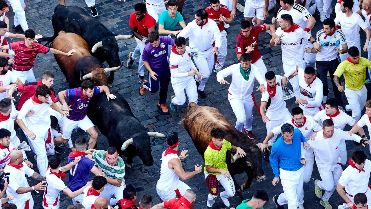 Tercer encierro de San Ferm&iacute;n 2026 con toros de Victoriano del R&iacute;o en el tramo de Telef&oacute;nica. I&Ntilde;IGO ALZUGARAY
