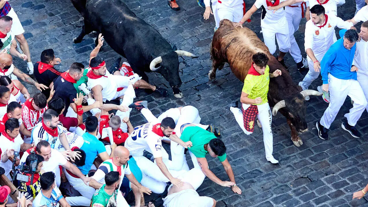 Tercer encierro de San Ferm&iacute;n 2026 con toros de Victoriano del R&iacute;o en el tramo de Telef&oacute;nica. I&Ntilde;IGO ALZUGARAY