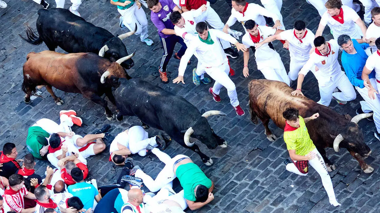 Tercer encierro de San Ferm&iacute;n 2026 con toros de Victoriano del R&iacute;o en el tramo de Telef&oacute;nica. I&Ntilde;IGO ALZUGARAY