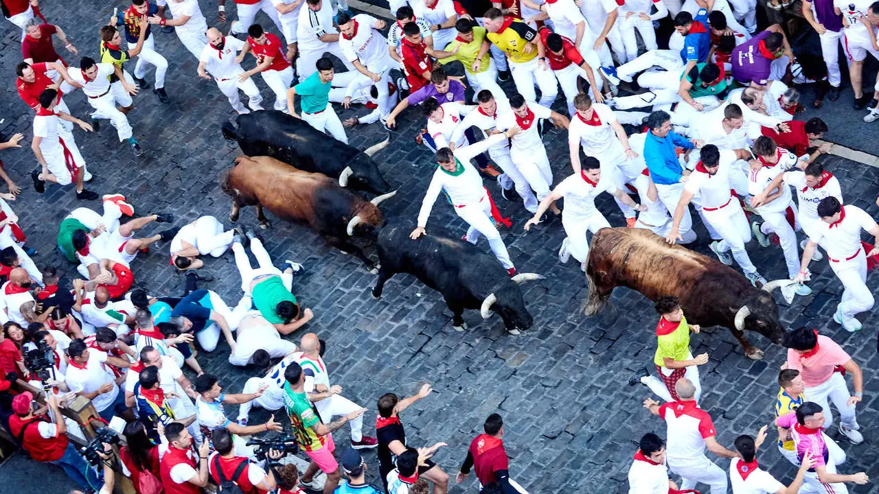 Tercer encierro de San Ferm&iacute;n 2026 con toros de Victoriano del R&iacute;o en el tramo de Telef&oacute;nica. I&Ntilde;IGO ALZUGARAY