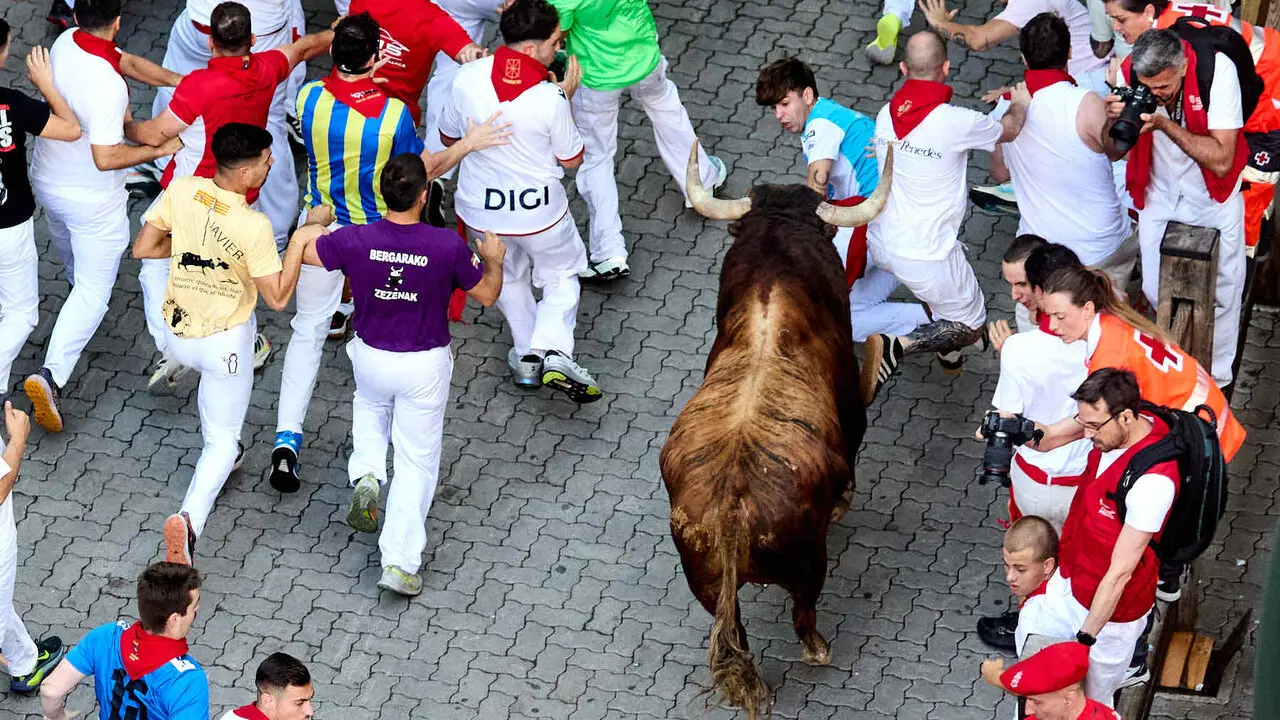 Tercer encierro de San Ferm&iacute;n 2026 con toros de Victoriano del R&iacute;o en el tramo de Telef&oacute;nica. I&Ntilde;IGO ALZUGARAY