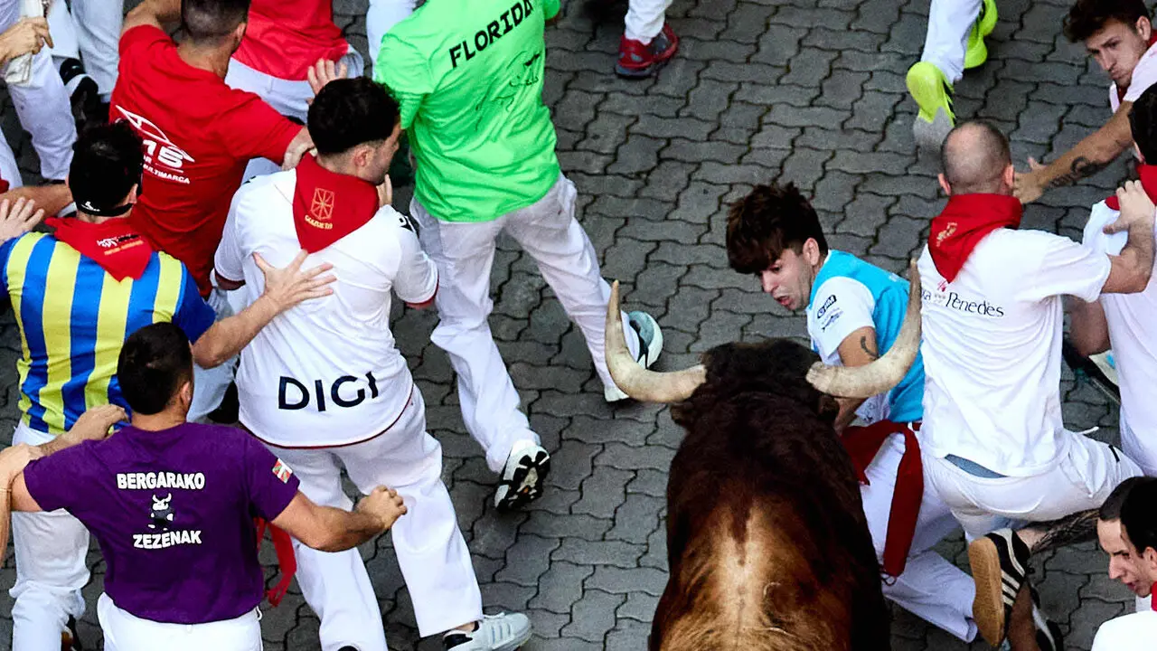 Tercer encierro de San Ferm&iacute;n 2026 con toros de Victoriano del R&iacute;o en el tramo de Telef&oacute;nica. I&Ntilde;IGO ALZUGARAY