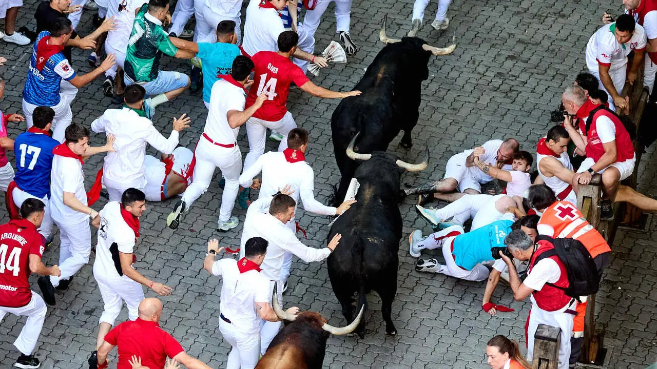 Tercer encierro de San Ferm&iacute;n 2026 con toros de Victoriano del R&iacute;o en el tramo de Telef&oacute;nica. I&Ntilde;IGO ALZUGARAY