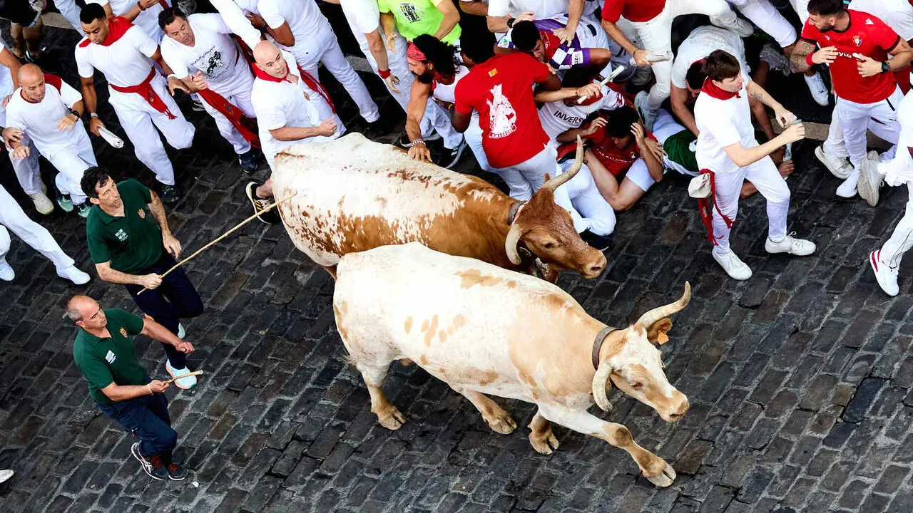 Tercer encierro de San Ferm&iacute;n 2026 con toros de Victoriano del R&iacute;o en el tramo de Telef&oacute;nica. I&Ntilde;IGO ALZUGARAY