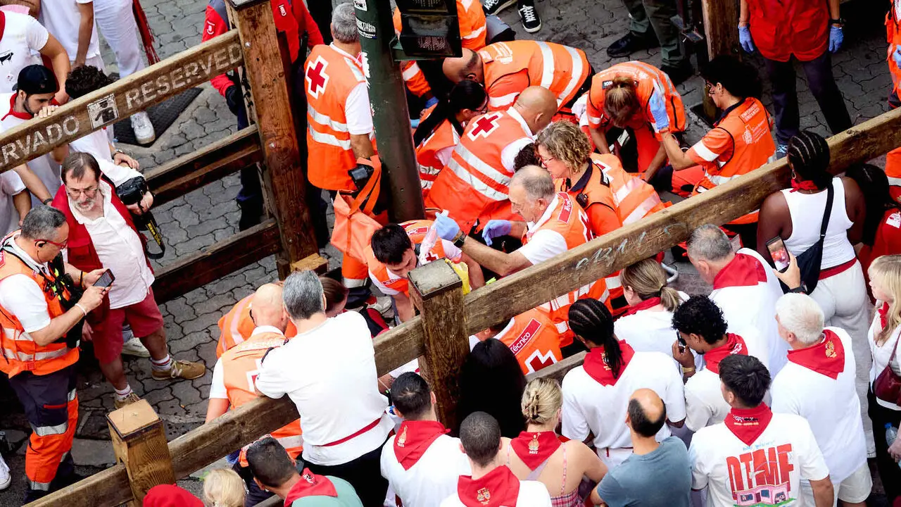 Tercer encierro de San Ferm&iacute;n 2026 con toros de Victoriano del R&iacute;o en el tramo de Telef&oacute;nica. I&Ntilde;IGO ALZUGARAY