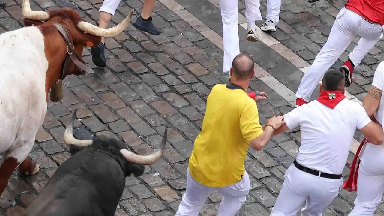 PAMPLONA, 09/07/2026.- Los toros de la ganader&iacute;a madrile&ntilde;a de Victoriano del R&iacute;o se dirigen hacia la calle Mercaderes en el tercer encierro de los Sanfermines 2026, este jueves en Pamplona. EFE/J.P. Urdiroz