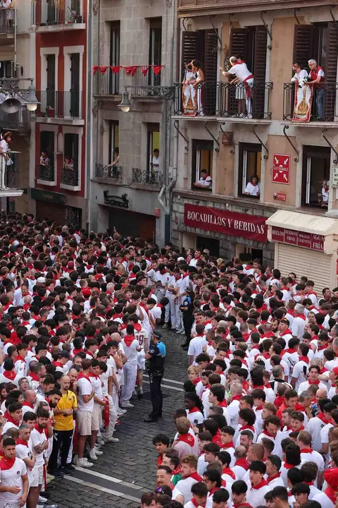 PAMPLONA, 09/07/2026.- Cientos de mozos abarrotan el tramo de la entrada de Mercaderes antes del inicio del tercer encierro de los Sanfermines 2026, que estar&aacute; protagonizado por toros de la ganader&iacute;a madrile&ntilde;a de Victoriano del R&iacute;o, este jueves en Pamplona. EFE/J.P. Urdiroz