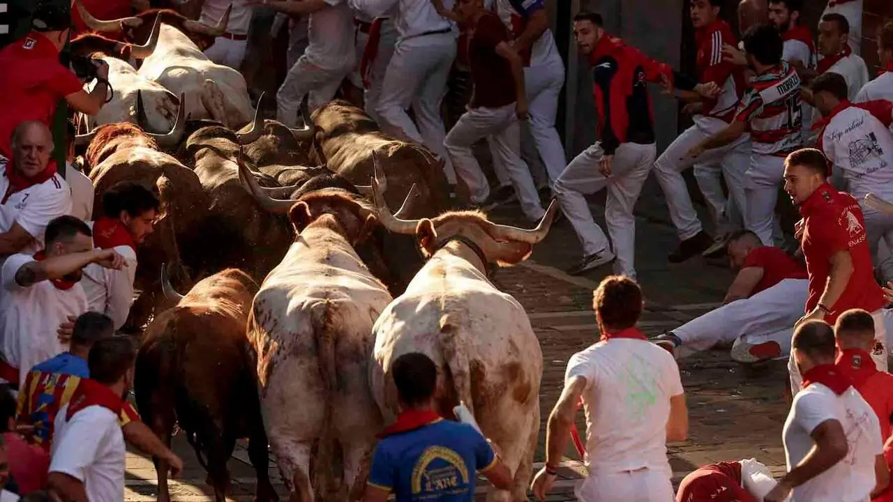 PAMPLONA, 09/07/2026.- Los toros de la ganader&iacute;a madrile&ntilde;a de Victoriano del R&iacute;o entran en la calle Mercaderes durante el tercer encierro de los Sanfermines 2026, este jueves en Pamplona. EFE/J.P. Urdiroz