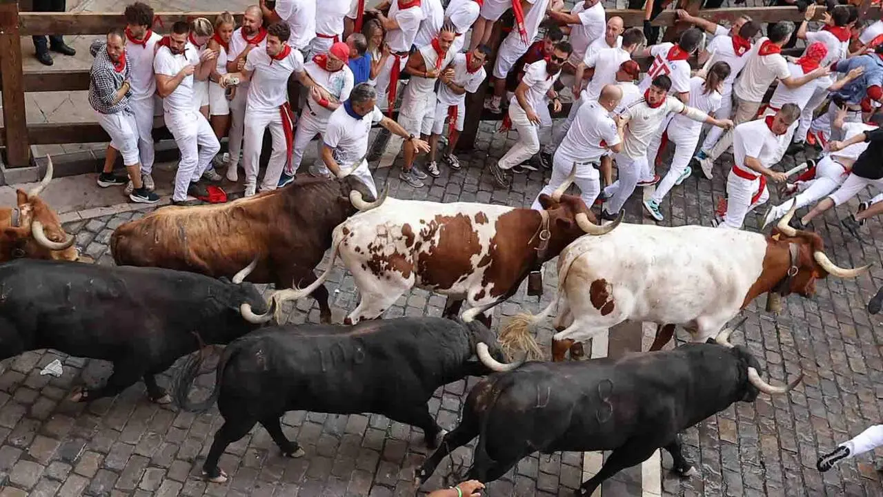 PAMPLONA, 09/07/2026.- Los toros de la ganader&iacute;a madrile&ntilde;a de Victoriano del R&iacute;o a su paso por la Plaza Consistorial en el tercer encierro de los Sanfermines 2026, este jueves en Pamplona. EFE/J.P. Urdiroz