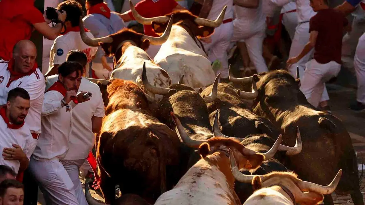 PAMPLONA, 09/07/2026.- Los toros de la ganader&iacute;a madrile&ntilde;a de Victoriano del R&iacute;o entran en la calle Mercaderes en el tercer encierro de los Sanfermines 2026, este jueves en Pamplona. EFE/J.P. Urdiroz
