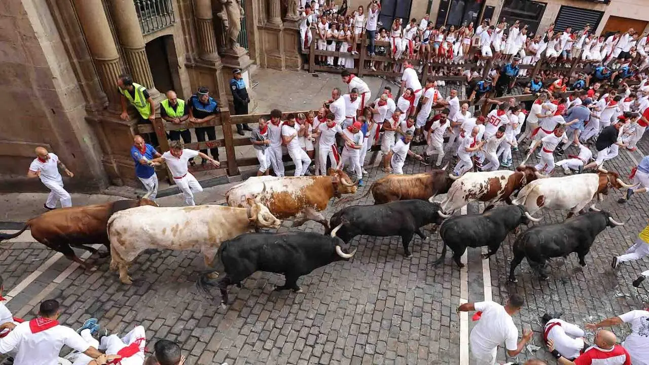 PAMPLONA, 09/07/2026.- Los toros de la ganader&iacute;a madrile&ntilde;a de Victoriano del R&iacute;o a su paso por la Plaza Consistorial en el tercer encierro de los Sanfermines 2026, este jueves en Pamplona. EFE/J.P. Urdiroz