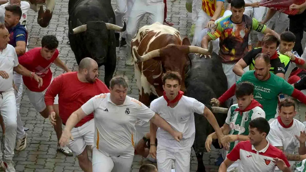 PAMPLONA, 09/07/2026.- Los toros de la ganader&iacute;a madrile&ntilde;a de Victoriano del R&iacute;o rodeados por los mozos durante el tercer encierro de los Sanfermines 2026, este jueves en Pamplona. EFE/Jos&eacute; Luis Larri&oacute;n