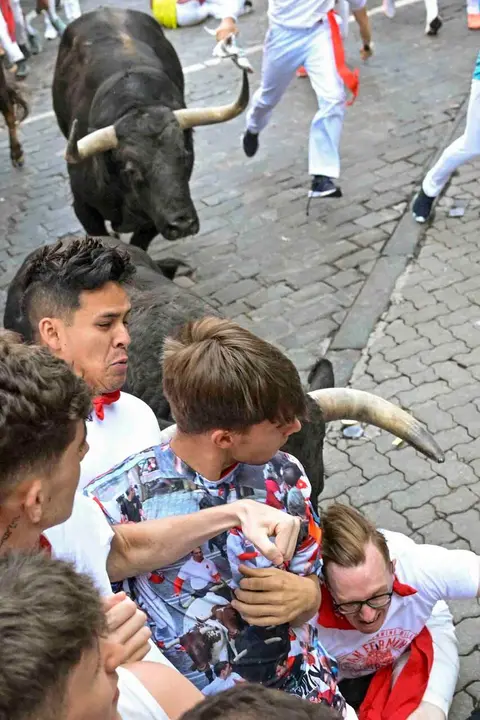 PAMPLONA, 09/07/2026.- Los toros de la ganader&iacute;a madrile&ntilde;a de Victoriano del R&iacute;o a su paso por el tramo de Telef&oacute;nica en el tercer encierro de los Sanfermines 2026, este jueves en Pamplona. EFE/Daniel Fern&aacute;ndez P&eacute;rez