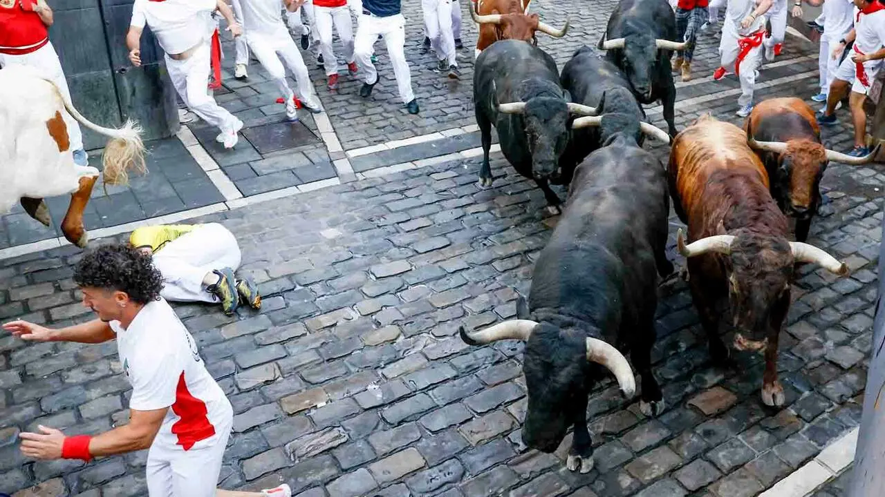 PAMPLONA, 09/07/2026.- Los toros de la ganader&iacute;a madrile&ntilde;a de Victoriano del R&iacute;o a su paso por la curva de Mercaderes en el tercer encierro de los Sanfermines 2026, este jueves en Pamplona. EFE/Jes&uacute;s Diges