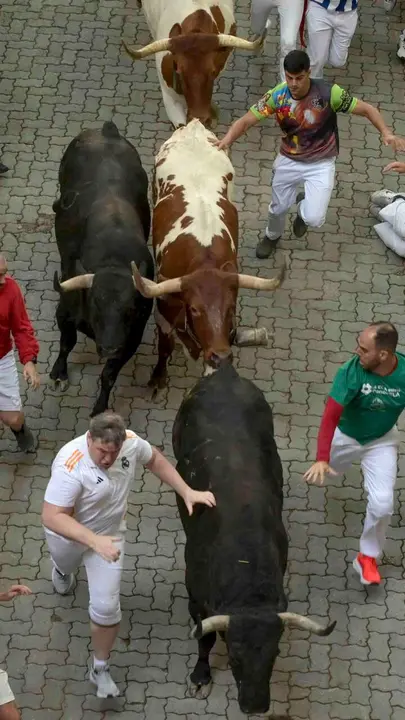 PAMPLONA, 09/07/2026.- Los toros de la ganader&iacute;a madrile&ntilde;a de Victoriano del R&iacute;o rodeados por los mozos durante el tercer encierro de los Sanfermines 2026, este jueves en Pamplona. EFE/Jos&eacute; Luis Larri&oacute;n