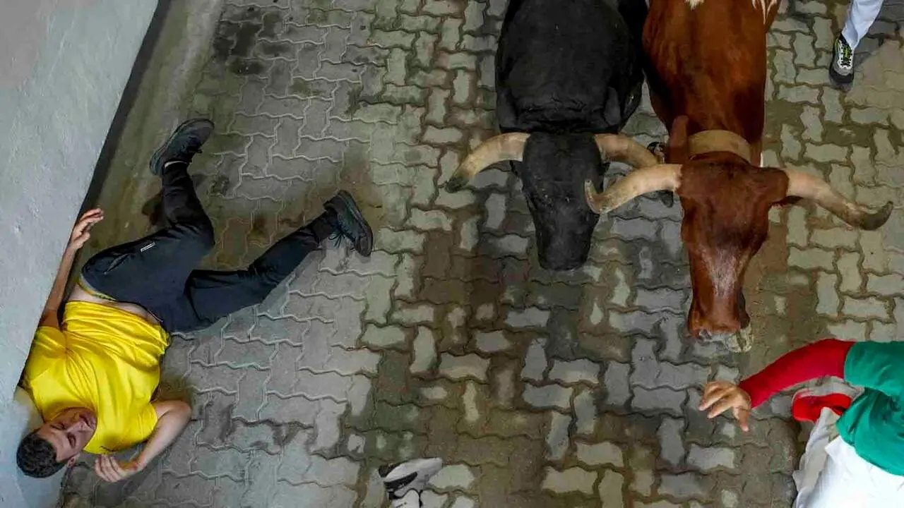 PAMPLONA, 09/07/2026.- Las reses de la ganader&iacute;a madrile&ntilde;a de Victoriano del R&iacute;o entran en el Callej&oacute;n de la Plaza de Toros en el tercer encierro de los Sanfermines 2026, este jueves en Pamplona. EFE/Ainhoa Tejerina