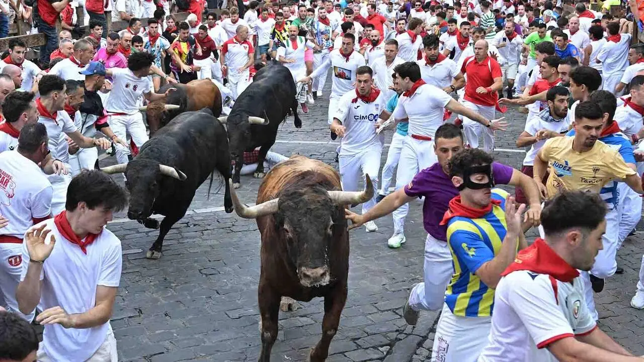 PAMPLONA, 09/07/2026.- Los toros de la ganader&iacute;a madrile&ntilde;a de Victoriano del R&iacute;o a su paso por el tramo de Telef&oacute;nica en el tercer encierro de los Sanfermines 2026, este jueves en Pamplona. EFE/Daniel Fern&aacute;ndez P&eacute;rez