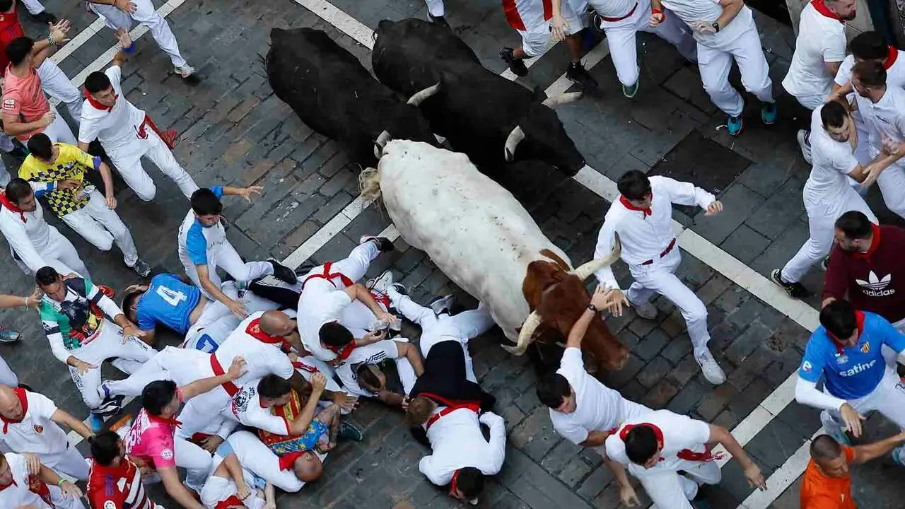 PAMPLONA, 09/07/2026.- Los toros de la ganader&iacute;a madrile&ntilde;a de Victoriano del R&iacute;o a su paso por la calle de la Estafeta en el tercer encierro de los Sanfermines 2026, este jueves en Pamplona. EFE/Villar L&oacute;pez