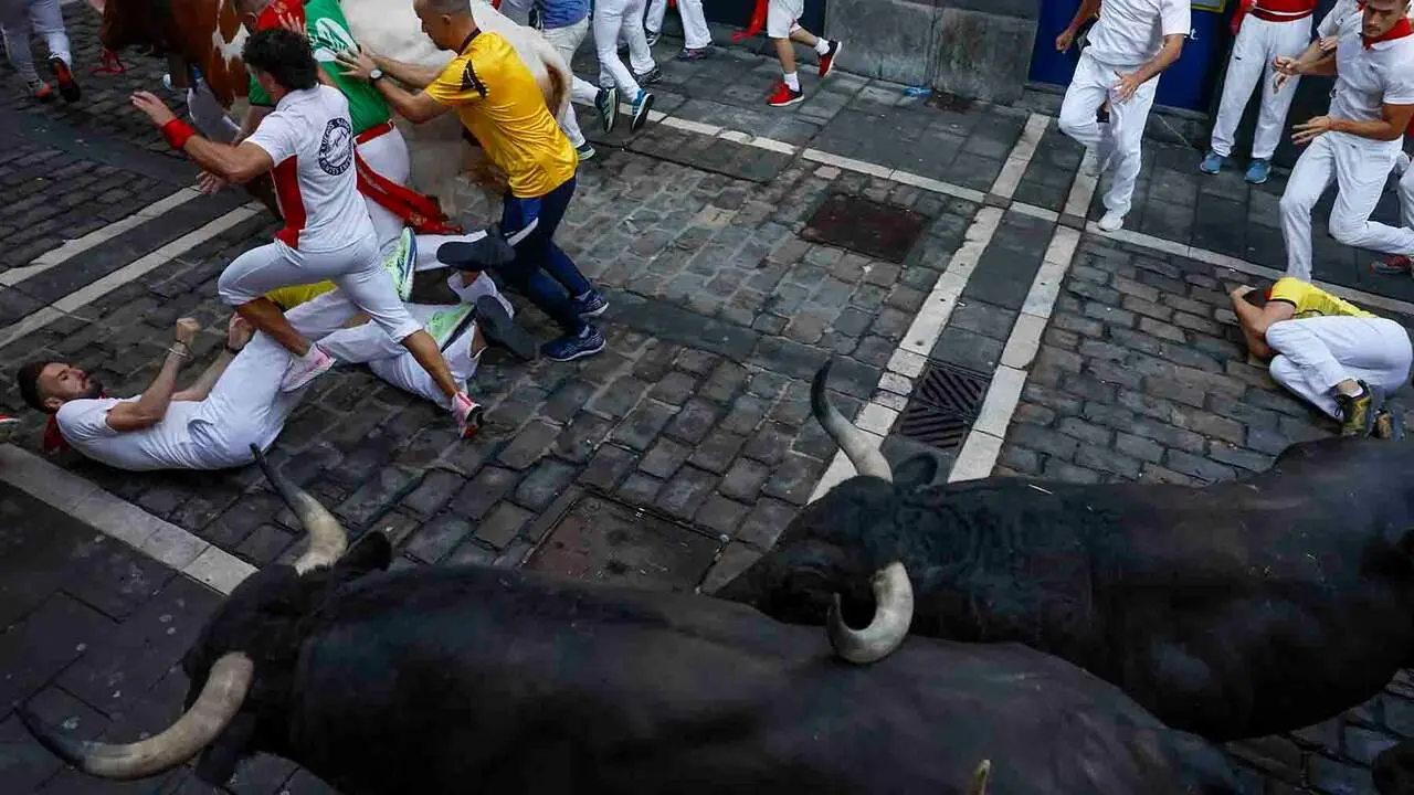 PAMPLONA, 09/07/2026.- Los toros de la ganader&iacute;a madrile&ntilde;a de Victoriano del R&iacute;o entran en la calle de la Estafeta en el tercer encierro de los Sanfermines 2026, este jueves en Pamplona. EFE/Jes&uacute;s Diges
