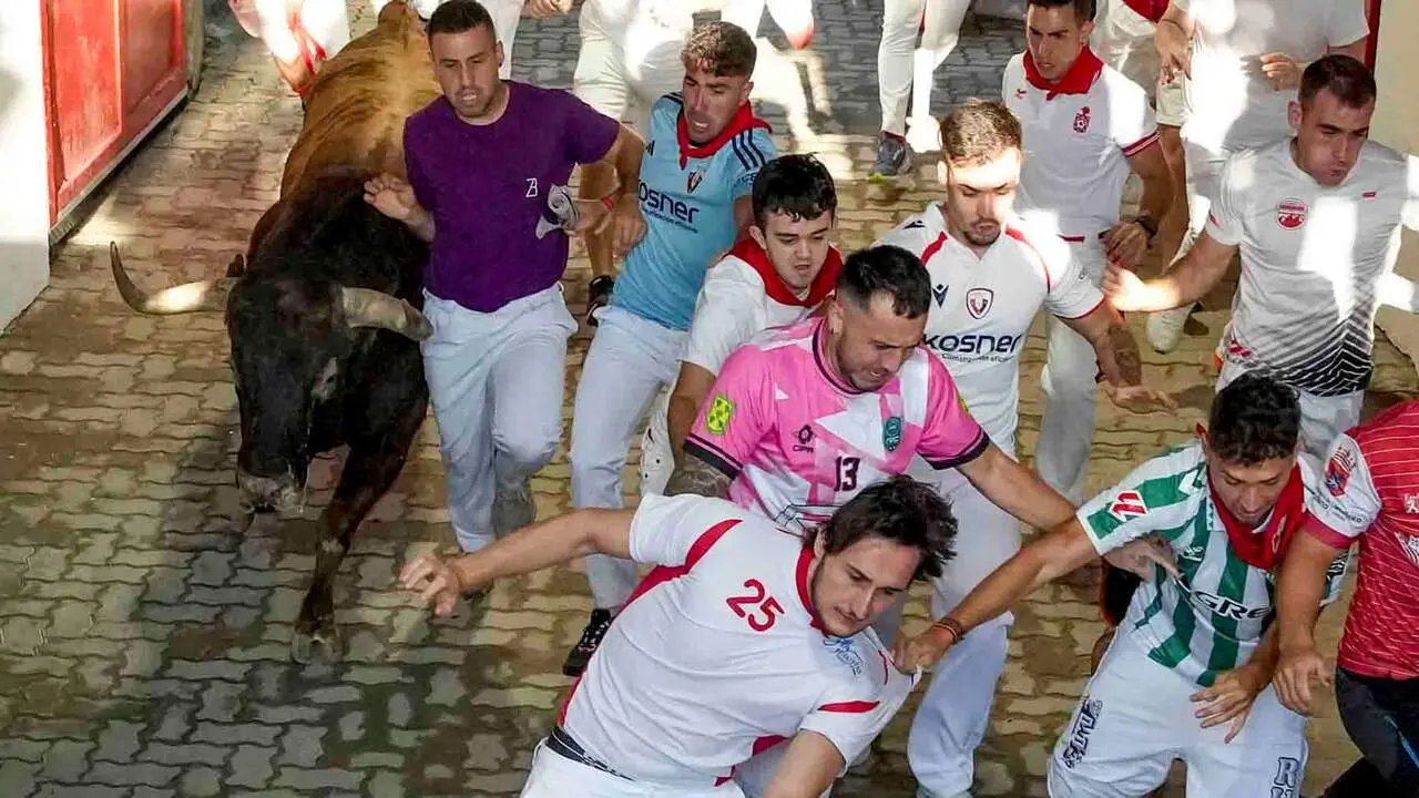 PAMPLONA, 09/07/2026.- Las reses de la ganader&iacute;a madrile&ntilde;a de Victoriano del R&iacute;o entran en el Callej&oacute;n de la Plaza de Toros en el tercer encierro de los Sanfermines 2026, este jueves en Pamplona. EFE/Ainhoa Tejerina