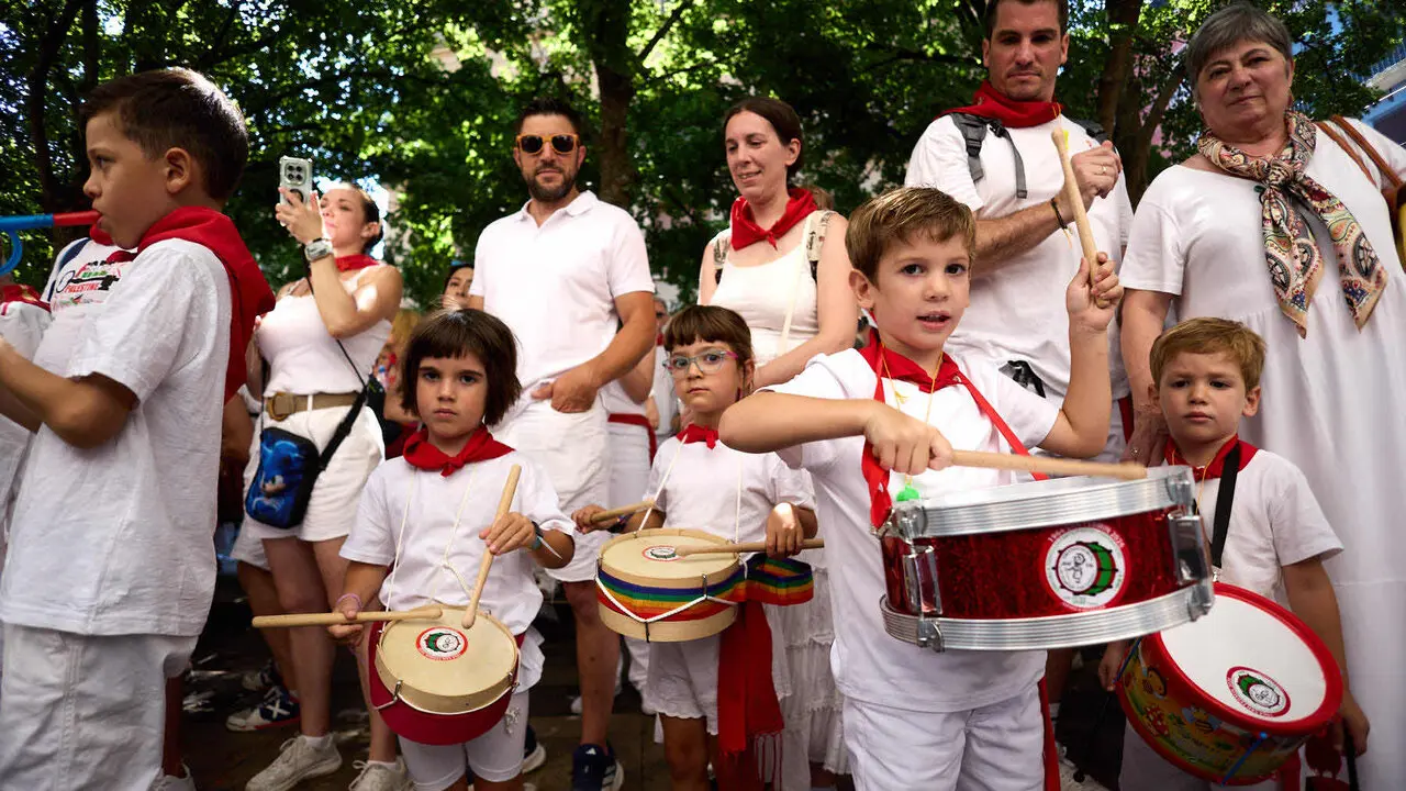Struendo de Iru&ntilde;a Txiki por las calles de Pamplona durante las Fiestas de San Ferm&iacute;n 2026. I&Ntilde;IGO ALZUGARAY