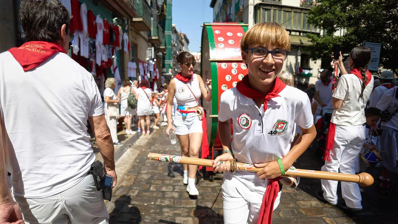 Struendo de Iru&ntilde;a Txiki por las calles de Pamplona durante las Fiestas de San Ferm&iacute;n 2026. I&Ntilde;IGO ALZUGARAY