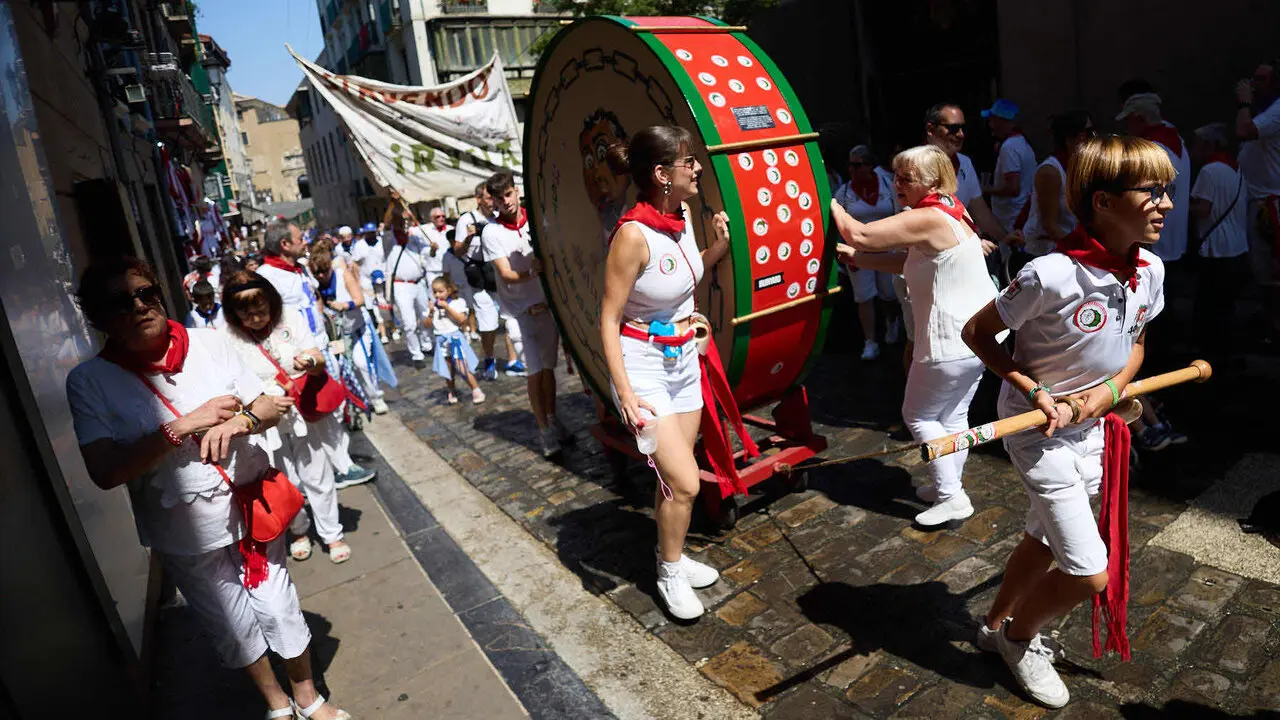 Struendo de Iru&ntilde;a Txiki por las calles de Pamplona durante las Fiestas de San Ferm&iacute;n 2026. I&Ntilde;IGO ALZUGARAY
