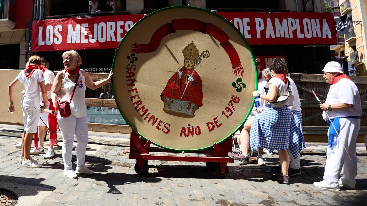 Struendo de Iru&ntilde;a Txiki por las calles de Pamplona durante las Fiestas de San Ferm&iacute;n 2026. I&Ntilde;IGO ALZUGARAY