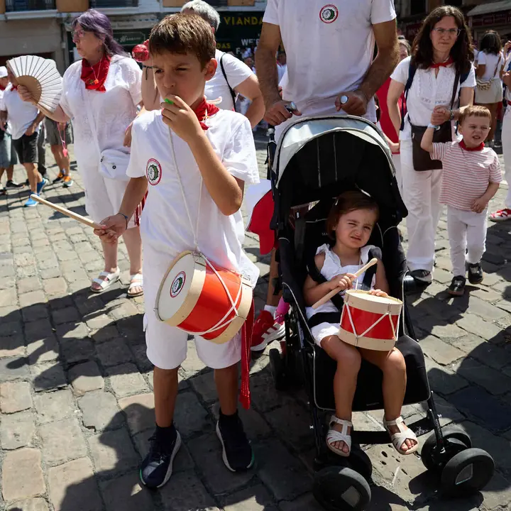 Struendo de Iru&ntilde;a Txiki por las calles de Pamplona durante las Fiestas de San Ferm&iacute;n 2026. I&Ntilde;IGO ALZUGARAY