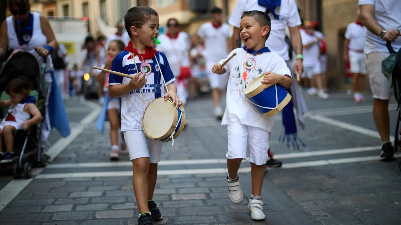 Struendo de Iru&ntilde;a Txiki por las calles de Pamplona durante las Fiestas de San Ferm&iacute;n 2026. I&Ntilde;IGO ALZUGARAY