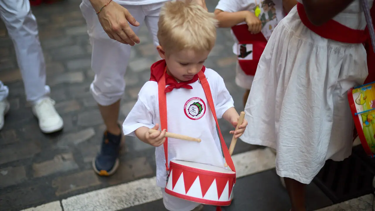 Struendo de Iru&ntilde;a Txiki por las calles de Pamplona durante las Fiestas de San Ferm&iacute;n 2026. I&Ntilde;IGO ALZUGARAY