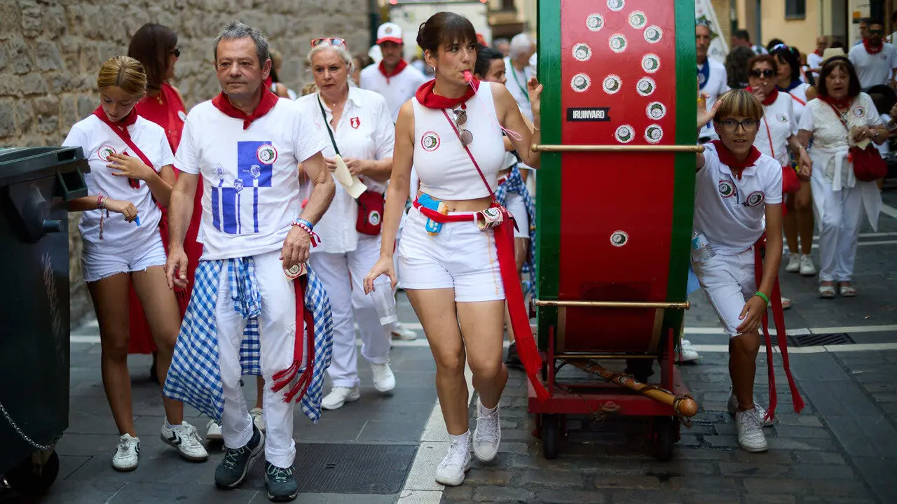 Struendo de Iru&ntilde;a Txiki por las calles de Pamplona durante las Fiestas de San Ferm&iacute;n 2026. I&Ntilde;IGO ALZUGARAY