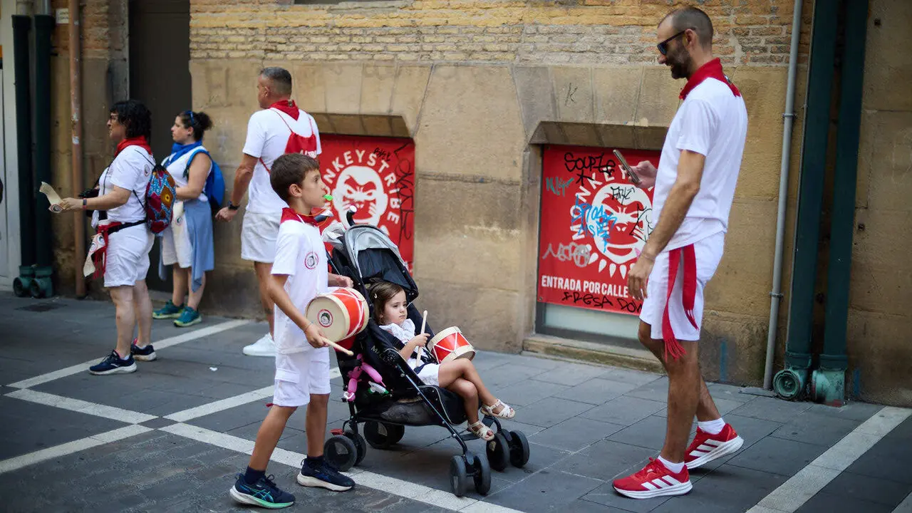 Struendo de Iru&ntilde;a Txiki por las calles de Pamplona durante las Fiestas de San Ferm&iacute;n 2026. I&Ntilde;IGO ALZUGARAY