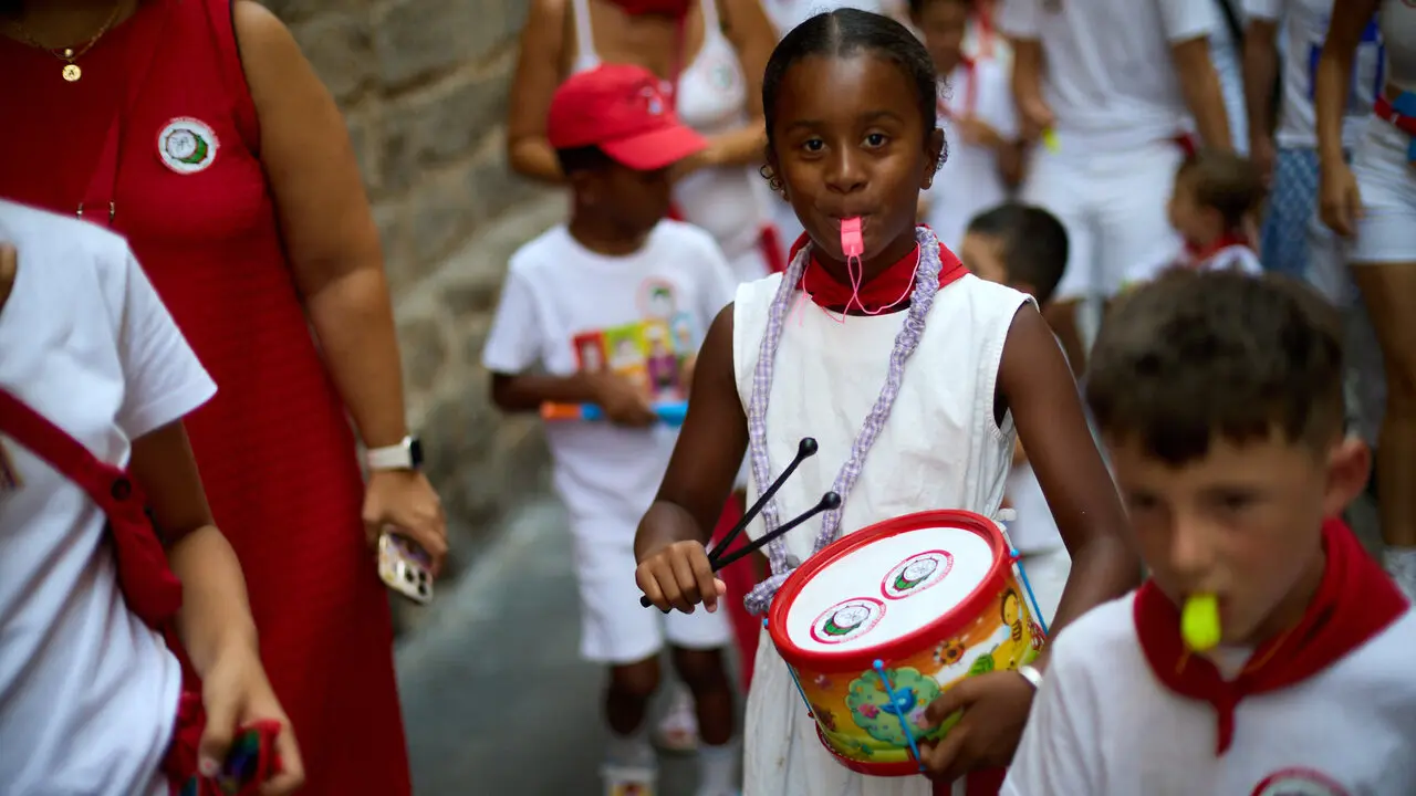 Struendo de Iru&ntilde;a Txiki por las calles de Pamplona durante las Fiestas de San Ferm&iacute;n 2026. I&Ntilde;IGO ALZUGARAY
