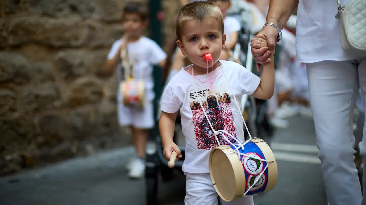 Struendo de Iru&ntilde;a Txiki por las calles de Pamplona durante las Fiestas de San Ferm&iacute;n 2026. I&Ntilde;IGO ALZUGARAY