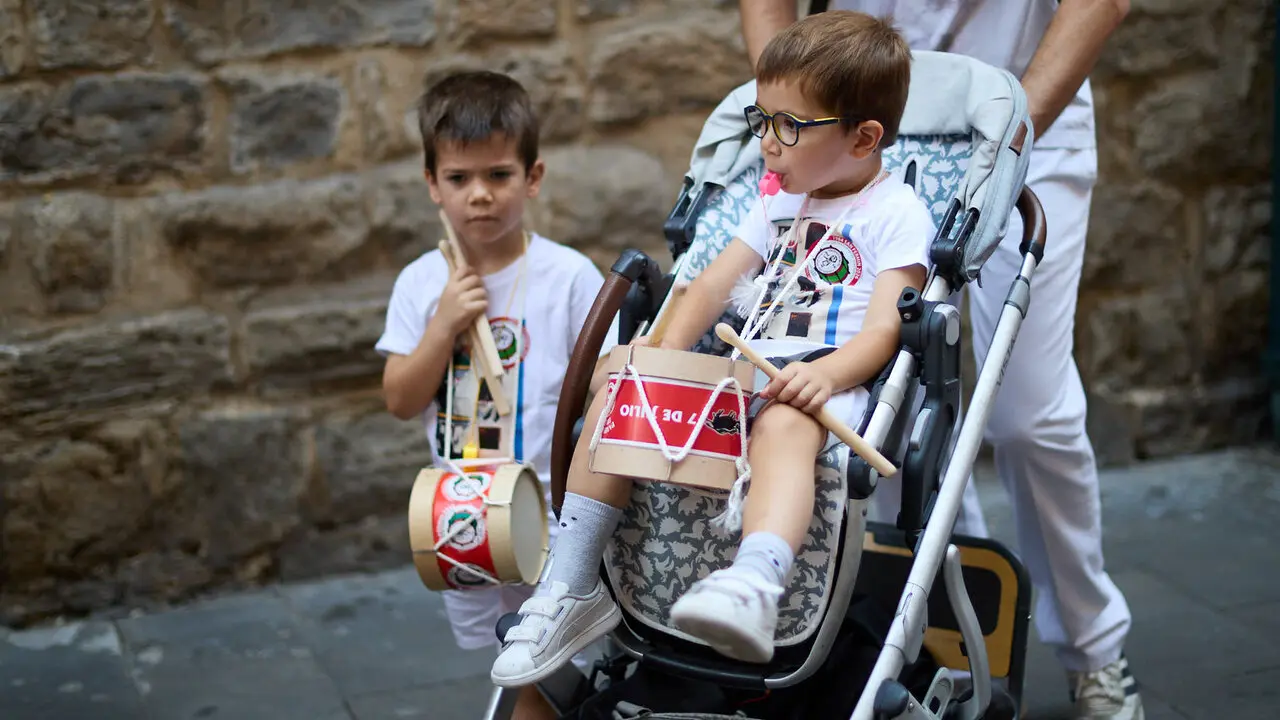Struendo de Iru&ntilde;a Txiki por las calles de Pamplona durante las Fiestas de San Ferm&iacute;n 2026. I&Ntilde;IGO ALZUGARAY